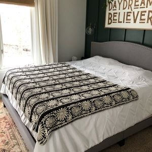 Oversized jacquard end of bed throw blanket